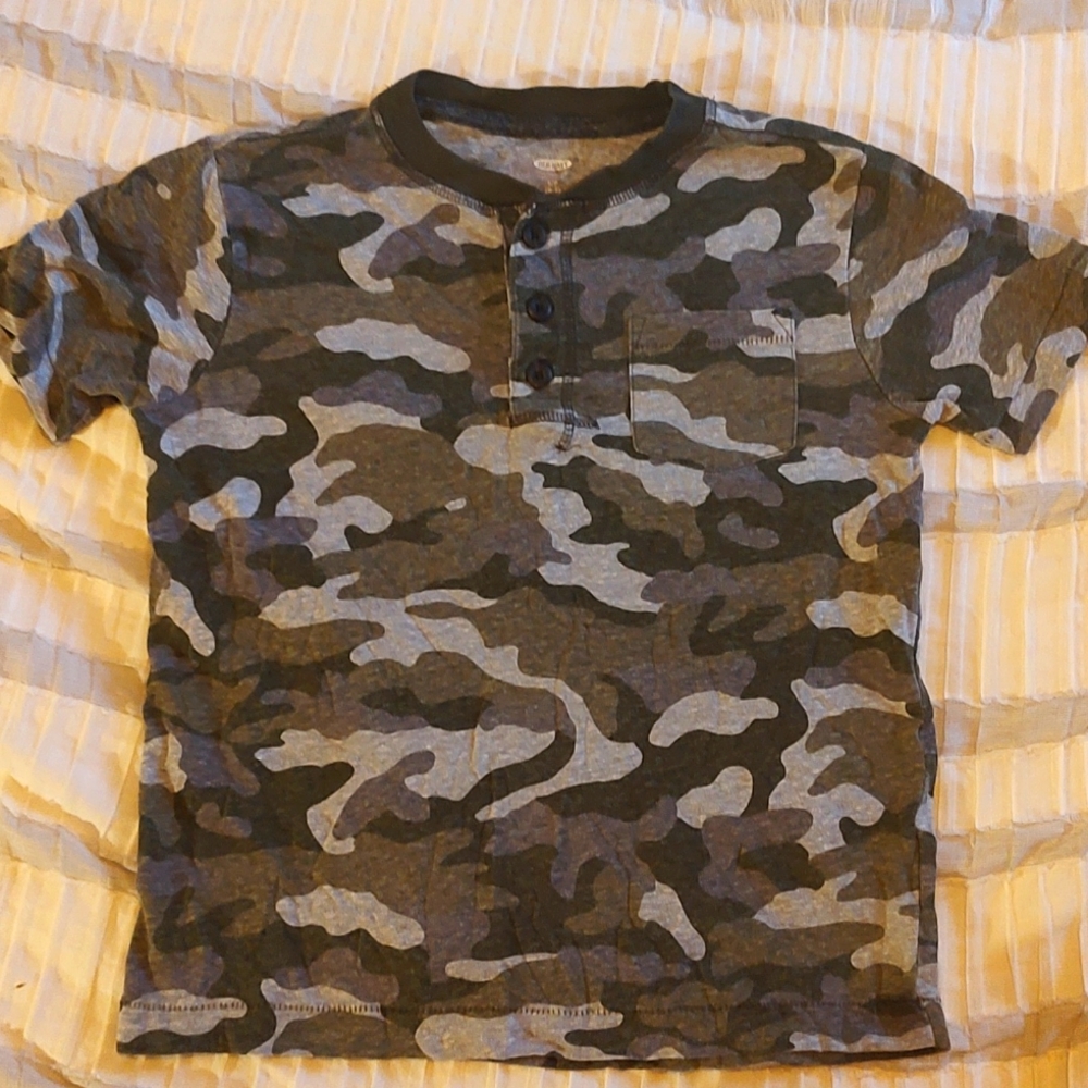 Boys Old Navy camo gray Tee